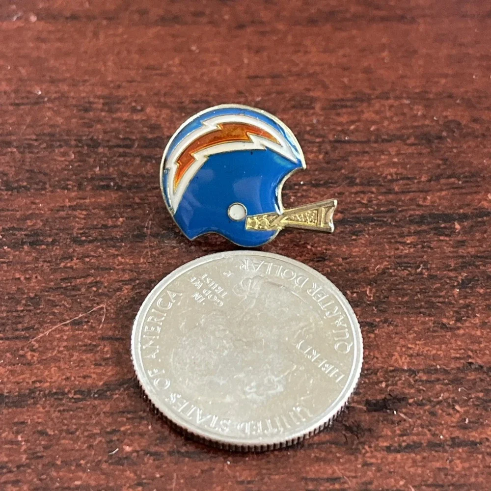 Vintage San‎ Diego Chargers Helmet NFL Football Lapel Hat Pin